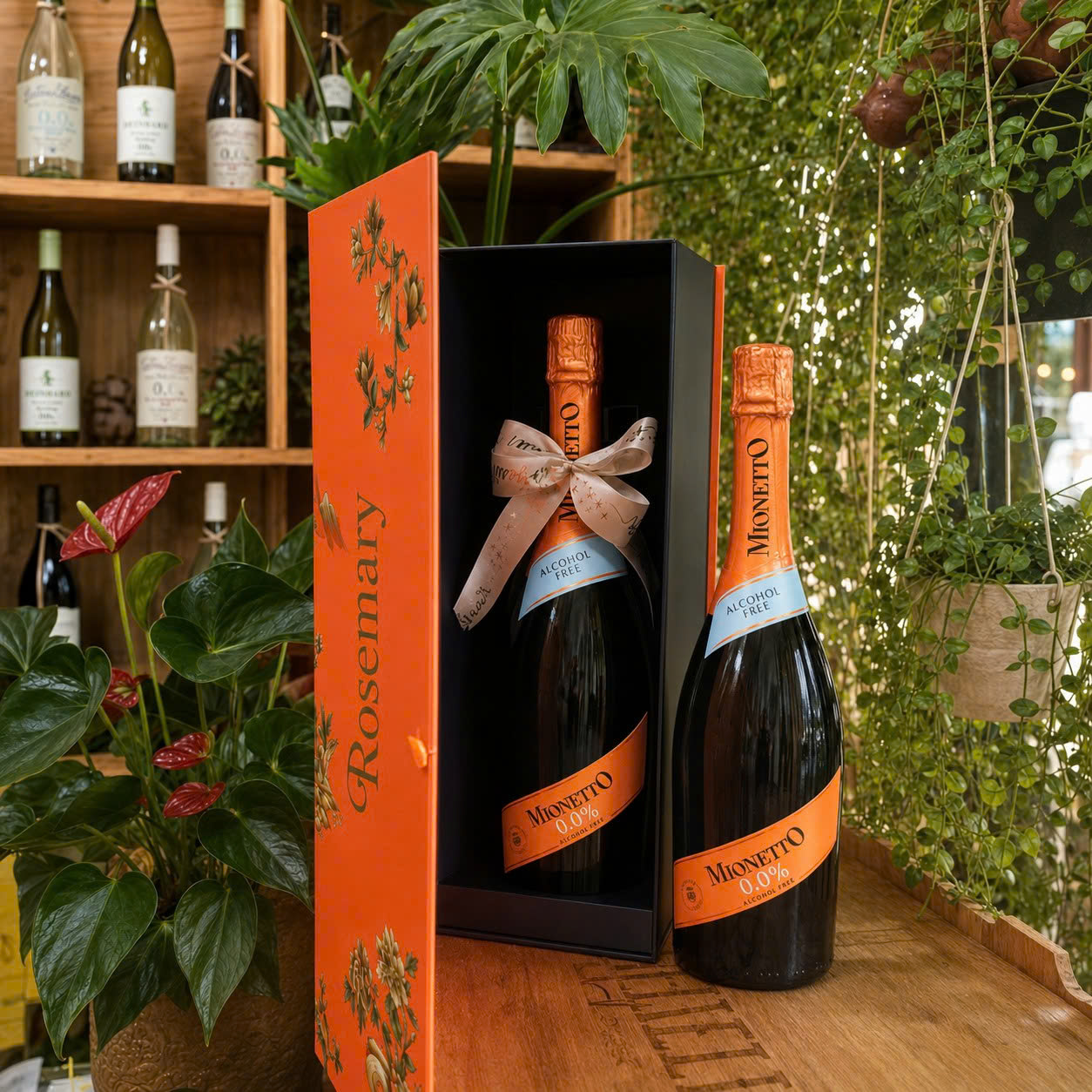 Hộp quà ROSEMARY Gift & Wine giữa không gian cây xanh
