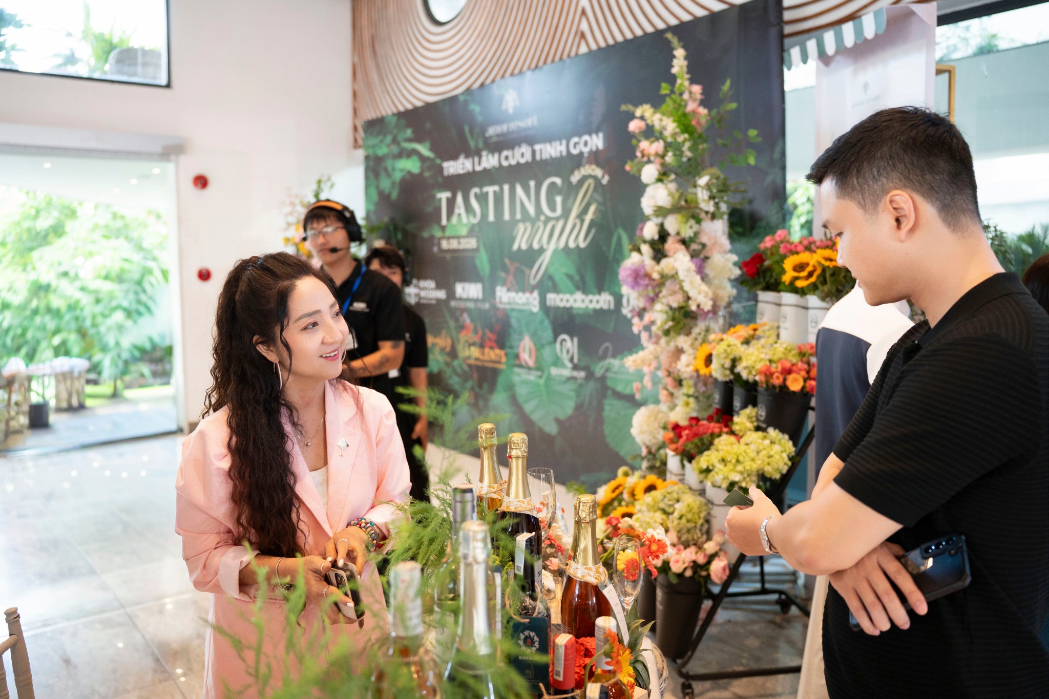 ROSEMARY trò chuyện cùng khách tại quầy vang Tasting Night
