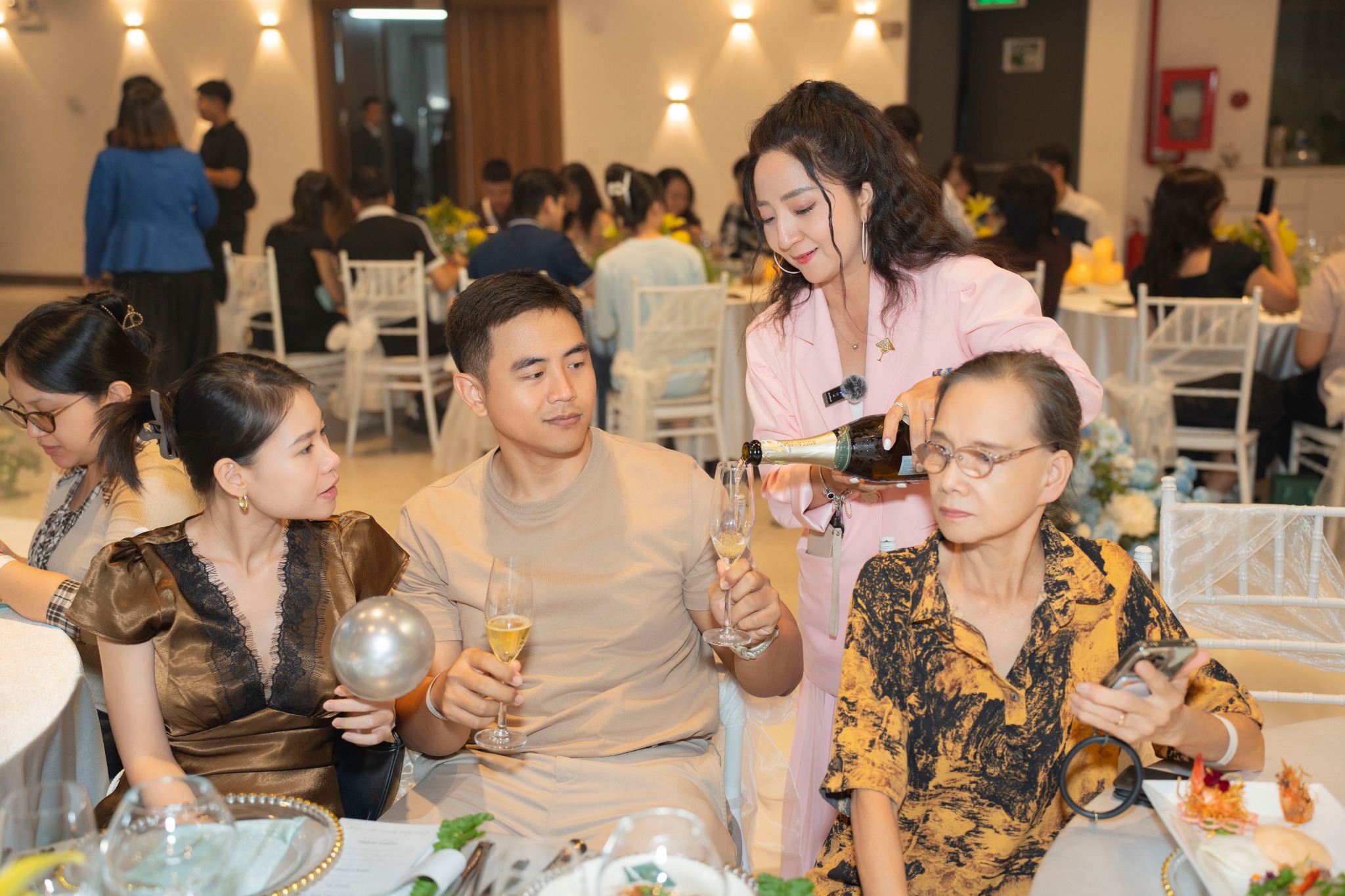 ROSEMARY giới thiệu và rót vang cho khách mời